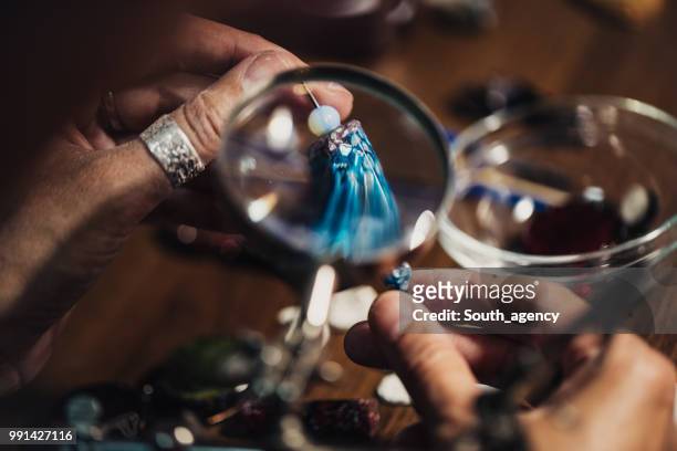 joyería hecha a mano en taller - jeweller fotografías e imágenes de stock