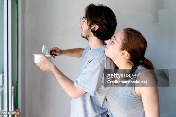 年輕夫婦在第一 appartement 畫客廳。 - martine doucet or martinedoucet 個照片及圖片檔