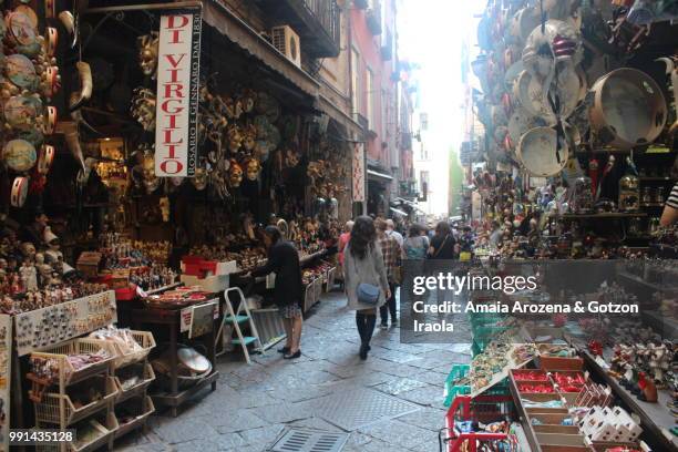 via san gregorio armeno in naples, italy - daily life during christmas season in naples stock-fotos und bilder