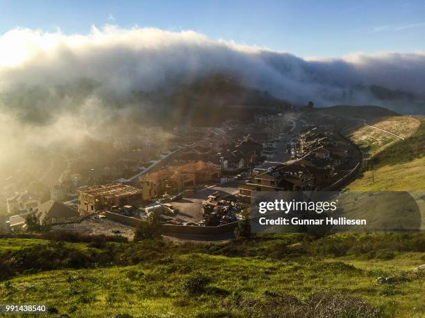 fog rolling in - gunnar helliesen fotografías e imágenes de stock