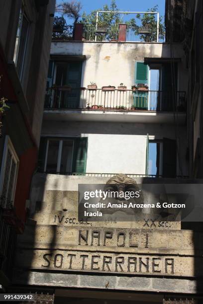 napoli sotterranea. naples, italy. october 2017 - ondergrond stockfoto's en -beelden