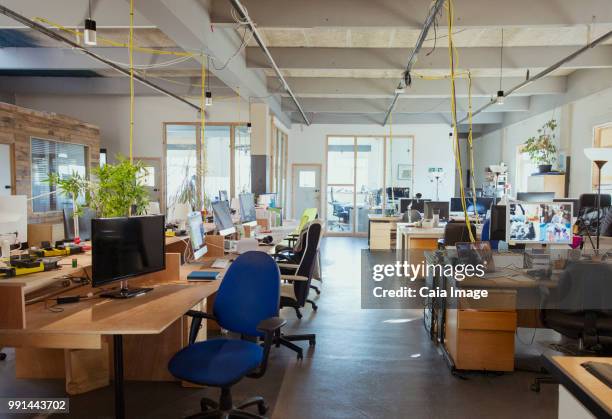 desks in open plan office - crowdsourcing imagens e fotografias de stock