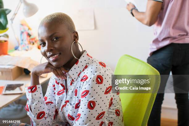 portrait smiling, confident creative businesswoman - crowdsourcing imagens e fotografias de stock