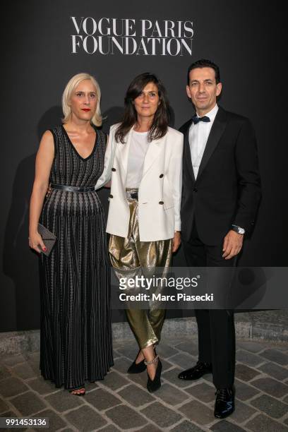 Palais Galliera's Director Miren Arzalluz, Emmanuelle Alt and Condenast President Yves Bougon attend the Vogue Foundation Dinner Photocall as part of...