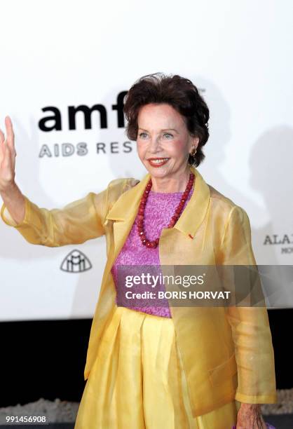 Actress Leslie Caron arrives for the American Foundation for AIDS Research "Cinema Against AIDS" benefit dinner in Cannes, 20 May 2004, on the...