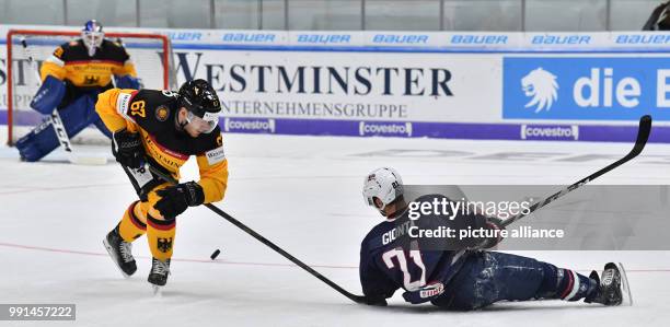 Deutschland Cup, USA Spieltag am in Augsburg . Brian Gionta und Bernhard Ebner kämpfen um den Puck. Ice hockey: Germany Cup, USA - Germany, 3rd game...