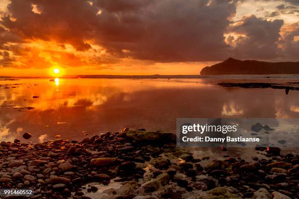 sumbawa sunset - sumbawa foto e immagini stock