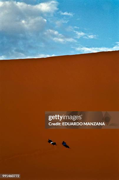 a trip through the sahara desert - manzana stock pictures, royalty-free photos & images