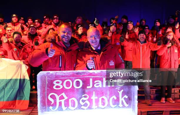 The head of Karls Erlebnis-Dorf , Robert Dahl , and Rostock Mayor Roland Methling, presenting a block of ice with the inscription "800 years...