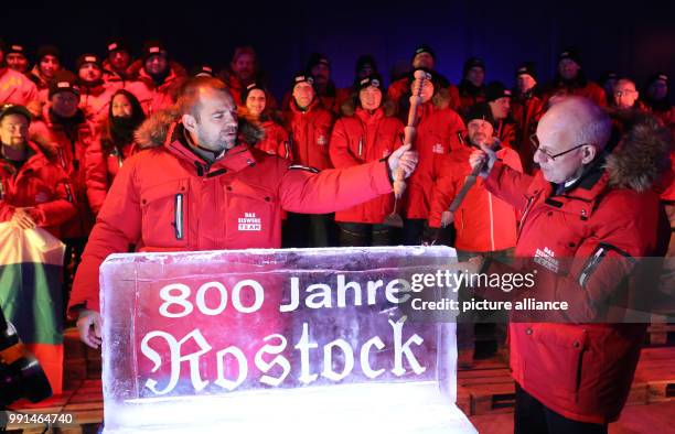 The head of Karls Erlebnis-Dorf , Robert Dahl , and Rostock Mayor Roland Methling, presenting a block of ice with the inscription "800 years...