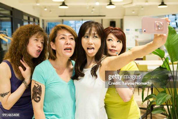 four women who enjoy selphie - hachioji fotografías e imágenes de stock