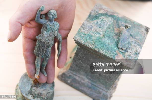 Rolf Skrypzak, excavation technician at the Monuments Office Frankfurt, presents a bronze figure from Roman times, 'Diana', as well as a bronze...