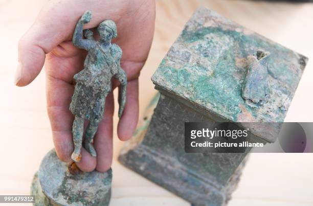 Rolf Skrypzak, excavation technician at the Monuments Office Frankfurt, presents a bronze figure from Roman times, 'Diana', as well as a bronze...