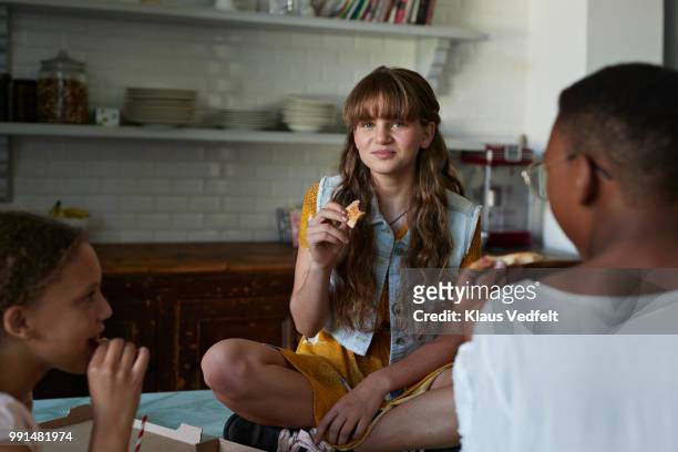 3 girls eating pizza at home - skinhead girls - fotografias e filmes do acervo