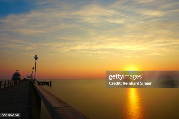 pier of zinnowitz in the early morning - zinnowitz imagens e fotografias de stock