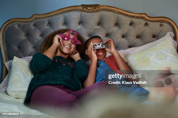 tween friends laughing with weird glasses and retro binoculars - klaus vedfelt fotografías e imágenes de stock