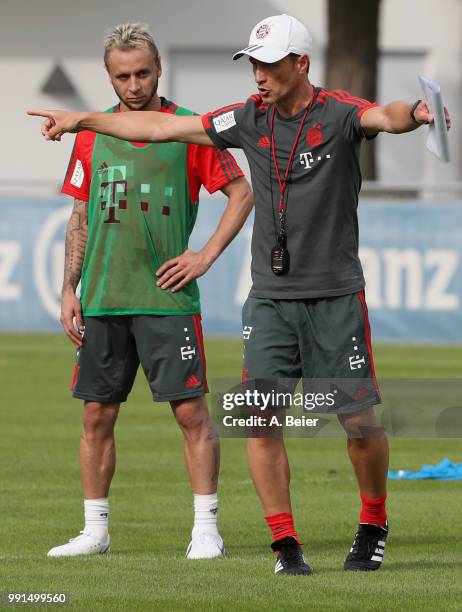 New team coach Niko Kovac of FC Bayern Muenchen gestures next to Rafinha during a training session at the club's Saebener Strasse training court on...