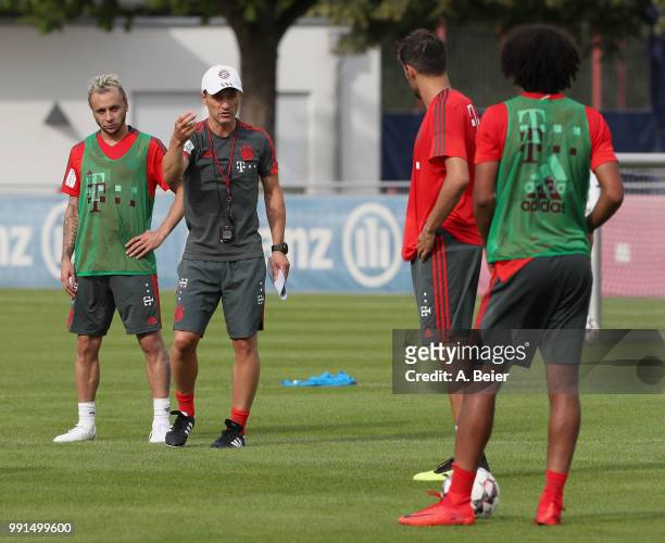 New team coach Niko Kovac of FC Bayern Muenchen gestures next to Rafinha during a training session at the club's Saebener Strasse training court on...