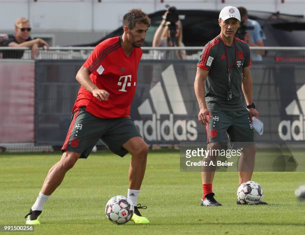 New team coach Niko Kovac of FC Bayen Muenchen looks at Javi Martinez during a training session at the club's Saebener Strasse training court on July...