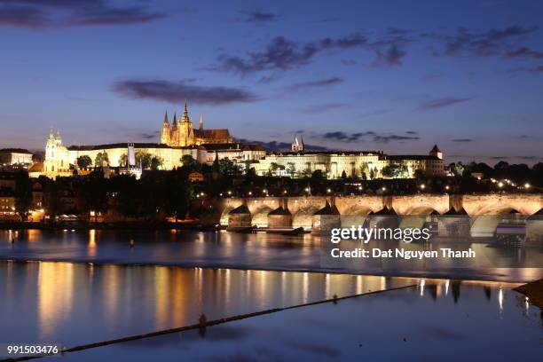 prague castle and charles bridge - dat photos et images de collection