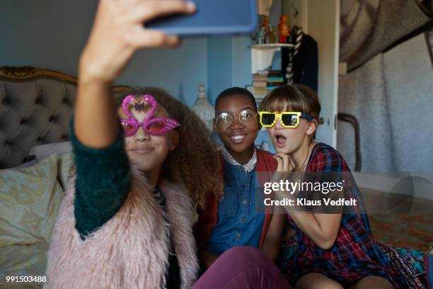 girlfriends making selfie and wearing weird, funny glasses - klaus vedfelt fotografías e imágenes de stock