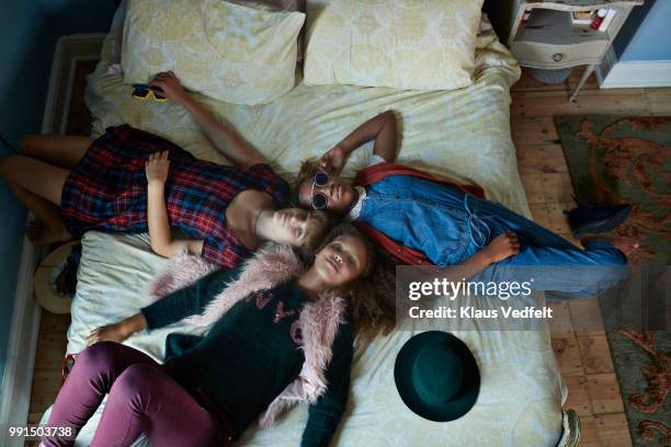 top view of girlfriends relaxing in bed - klaus vedfelt fotografías e imágenes de stock