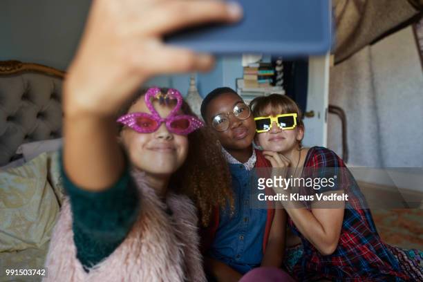 girlfriends making selfie and wearing weird, funny glasses - skinhead girls - fotografias e filmes do acervo
