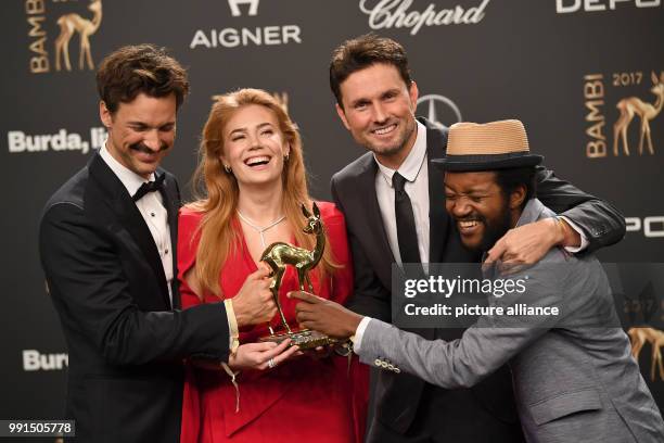 The award winners in the category "Film National", the actors Eric Kabongo , Florian David Fitz, Palina Rojinski and the director Simon Verhoeven can...