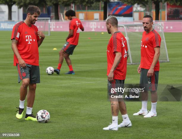Javi Martinez, Joshua Zirkzee, Rafinha and Franck Ribery of FC Bayern Muenchen warm up during a training session at the club's Saebener Strasse...