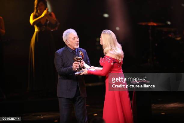 The award winner in the category "Legend", the British singer Tom Jones, can be seen on stage with laudator Barbara Schoeneberger during the awards...