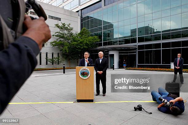 Ken Salazar, U.S. Interior secretary, center right, looks on as Steven Chu, U.S. Energy secretary, speaks to members of the media after meeting with...