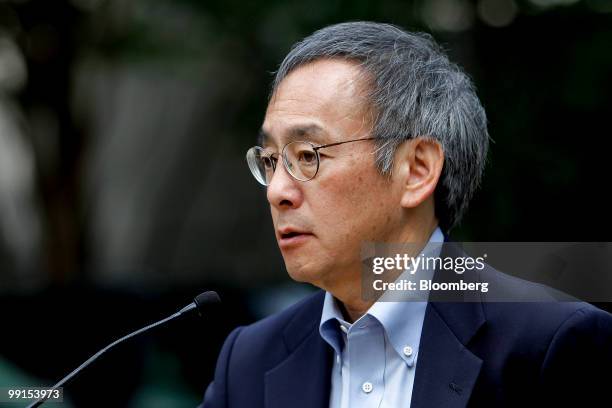 Steven Chu, U.S. Energy secretary, speaks to members of the media after meeting with workers at the BP Command Center in Houston, Texas, U.S., on...