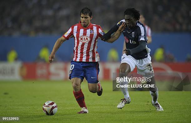 Atletico Madrid's Argentinian forward Sergio Aguero and Fulham's Nigerian midfielder Dickson Etuhu vie for the ball during the final football match...