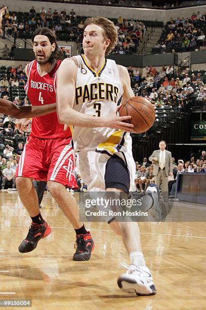 Troy Murphy of the Indiana Pacers drives to the basket against the Houston Rockets during the game at Conseco Fieldhouse on April 4, 2010 in...