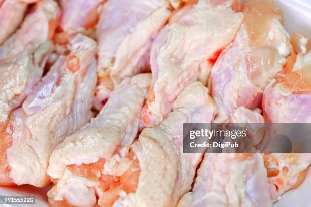 raw chicken drumsticks in disposable plastic tray - disposal container stock pictures, royalty-free photos & images