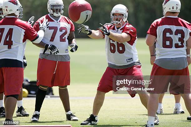 Arizona Cardinals offensive lineman Alan Faneca works through drills during the last day of mini camp at the team's training facility in Tempe,...