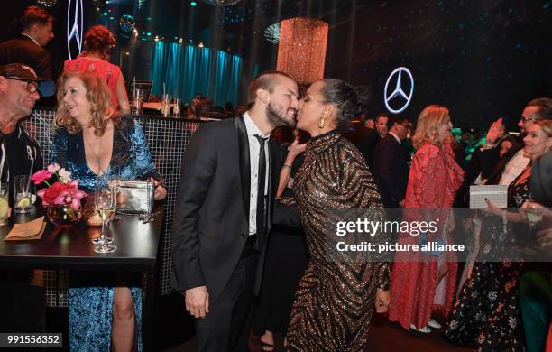 Barbara Becker und ihr Freund Juan Lopez Salaberry feiern am in Berlin auf der Party nach der 69. Verleihung des Medienpreises Bambi. Photo: Jens...