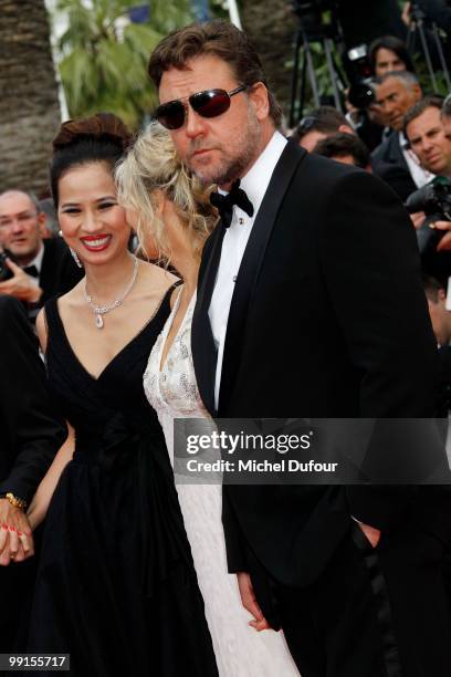 Russell Crowe and Danielle Spencer attend the 'Robin Hood' Premiere at the Palais des Festivals during the 63rd Annual Cannes Film Festival on May...