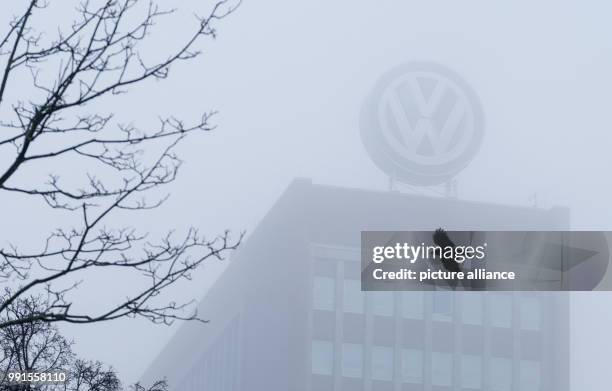 Das Volkswagen Logo ist am auf dem VW Konzern Verwaltungsgebäude in Wolfsburg im Nebel zu sehen. Die VW-Aufsichtsräte beraten in Wolfsburg über den...