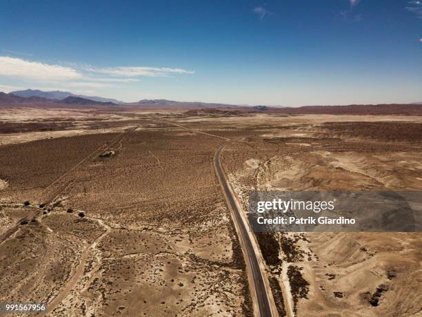 arial view of empty road in the desert - giardino stock pictures, royalty-free photos & images