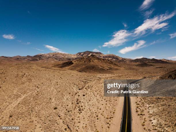 arial view of empty road in the desert - giardino stock pictures, royalty-free photos & images