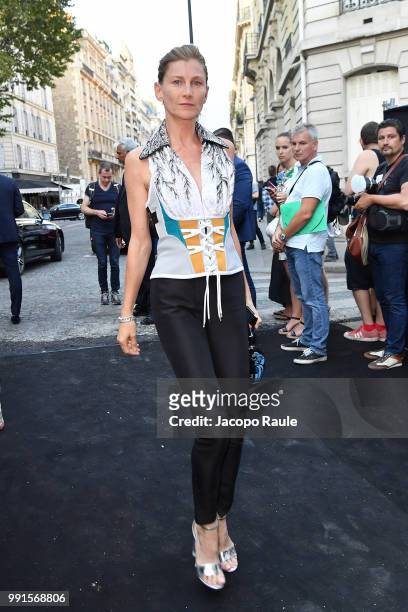 Elizabeth Von Guttman arrives at the 'Vogue Foundation Dinner 2018' at Palais Galleria on July 3, 2018 in Paris, France.