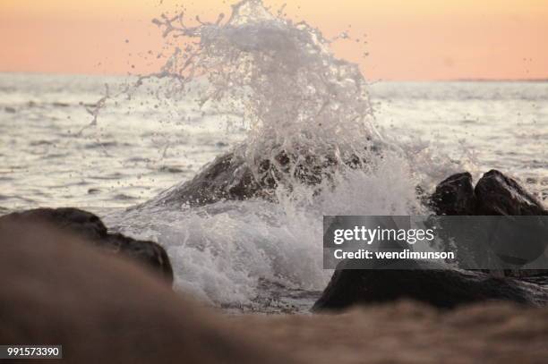 splash rock wave - wave rock stock pictures, royalty-free photos & images