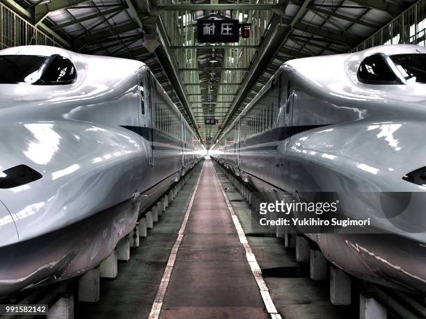 shinkansen n700 - bullet trains stockfoto's en -beelden