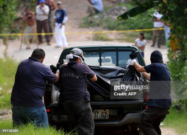 Police investigators load onto a truck one of the bodies of two women and two teenagers --Marisol Elizabeth Argueta Keny Sarahí Argueta Fatima...