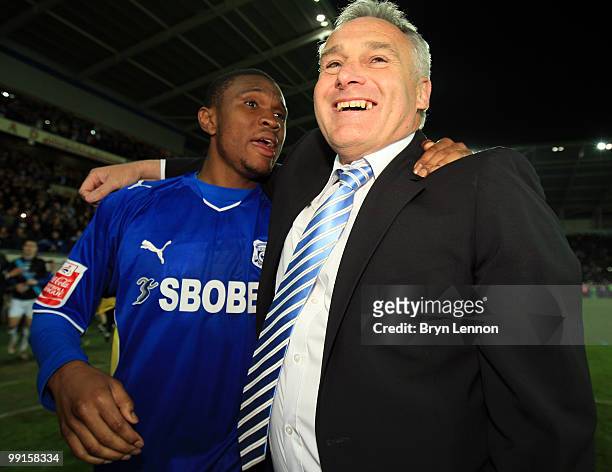 Kelvin Etuhu of Cardiff City celebrates with Manager Dave Jones after winning the Coca-Cola Championship Playoff Semi Final 2nd Leg between Cardiff...