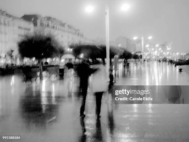 pluie de la cantabrie - pluie fotografías e imágenes de stock