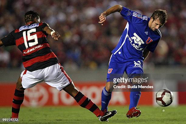 Kleberson of Flamengo fights for the ball with Felipe Seymour of Universidad de Chile during a match as part of Libertadores Cup at Maracana Stadium...