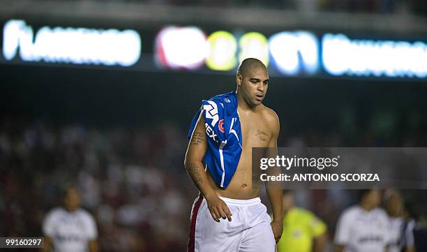 Brazilian Flamengo's Adriano leaves the pitch after his team was defeated by Universidad de Chile in their Libertadores Cup quarterfinal football...