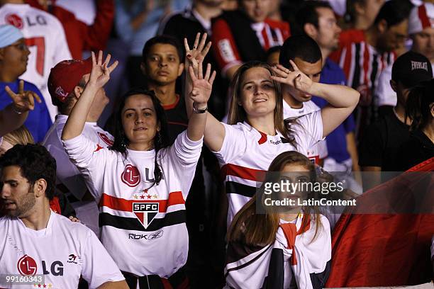 Fans of Sao Paulo cheer their team up during a Libertadores Cup match against Cruzeiro at Mineirao stadium on May 12, 2010 in Belo Horizonte, Brazil.